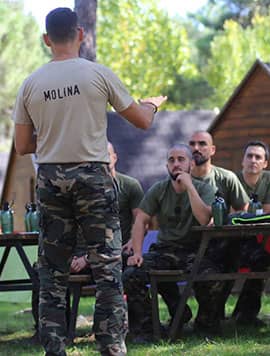 Campamento militar Averno. El instructor Molina explica una de las maniobras a realizar en la Promoción Alpha de 2019.