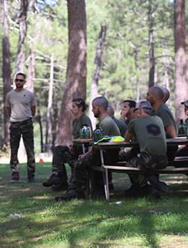 Campamento militar Averno. El director de Averno, Corvalán, en un descanso les explica a los reclutas la dinámica del campamento.
