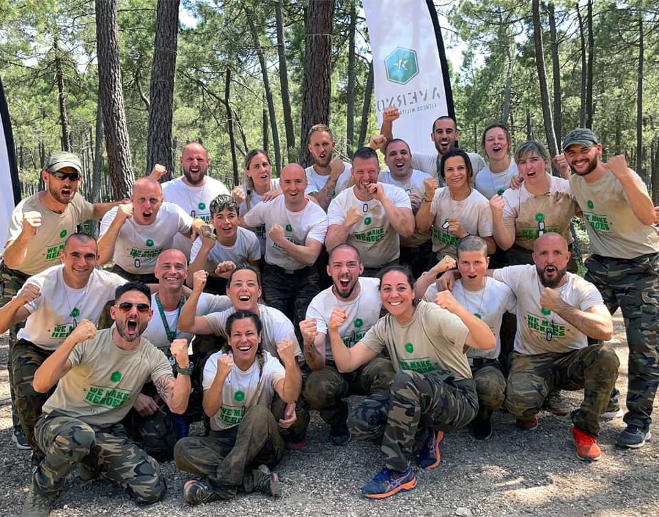 Foto grupal de la Promoción Bravo del campamento militar Averno, celebrado en 2022