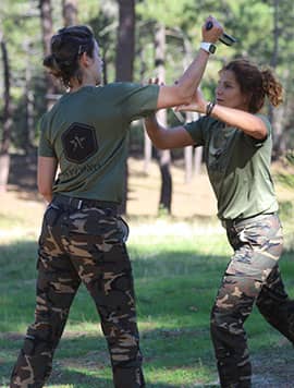 Campamento militar Averno. Reclutas poniendo en práctica la defensa ante arma blanca, aprendida en las sesiones de Krav Maga.