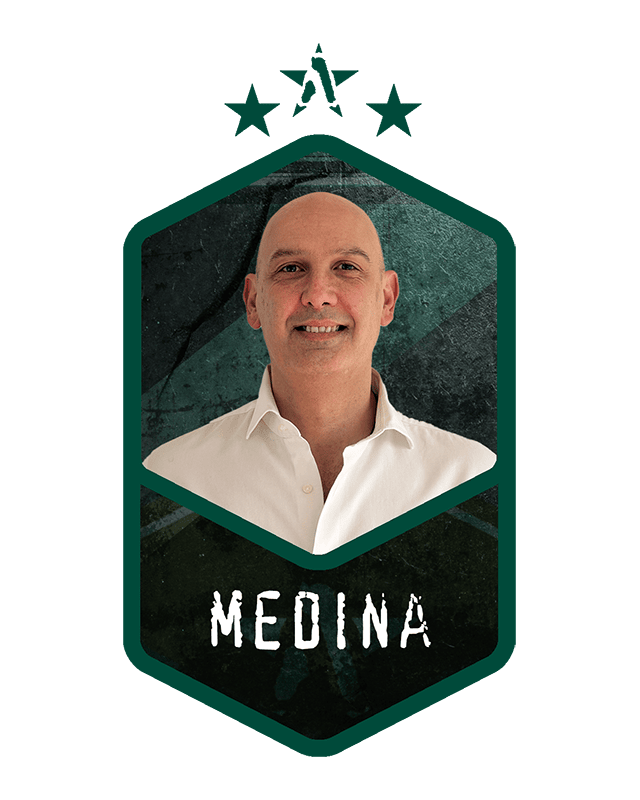 Da Silva: 15 años en Unidades de Operaciones Especiales y despliegues en el extranjero, especialista en entornos acuáticos y navegación topográfica.