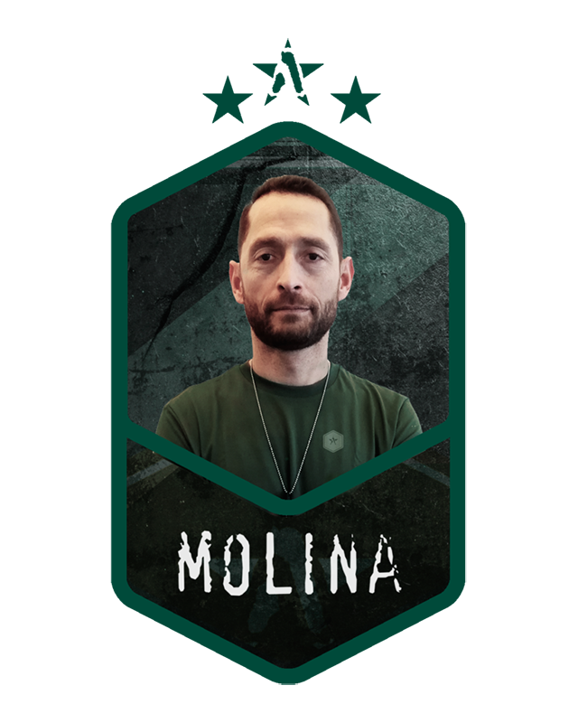 Nelson Molina: instructor del campamento militar Averno. Ex militar condecorado por la actividad deportiva dentro del ejército.